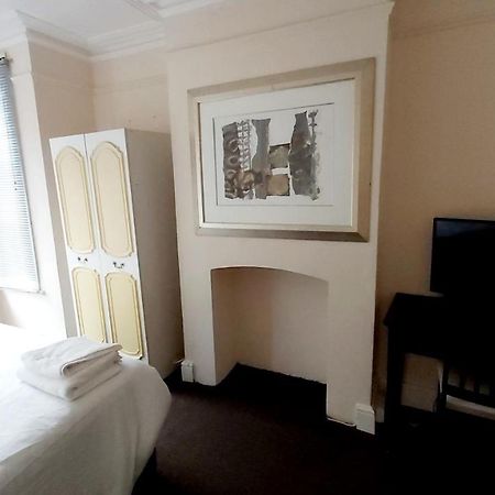 Priestfield House Medway Bed and Breakfast Gillingham  Exteriör bild