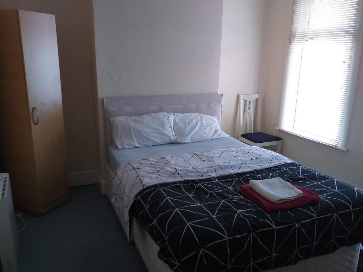 Priestfield House Medway Bed and Breakfast Gillingham  Exteriör bild